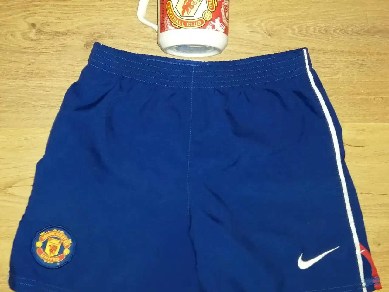 Billede 1 - MANCHESTER UNITED SHORTS 5-6 ÅR OG FAN KRUS