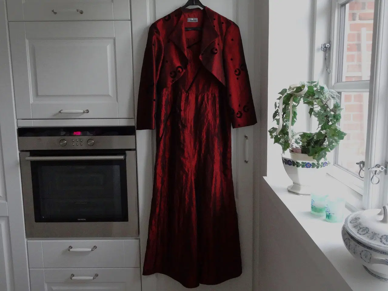 Billede 3 - Gallakjole, Elinette, Festkjole inkl. jakke str. M