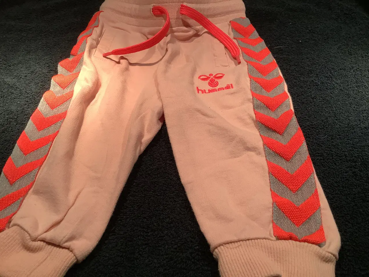 Billede 2 - Helt nyt sæt Hummel bukser og cardigan str. 68