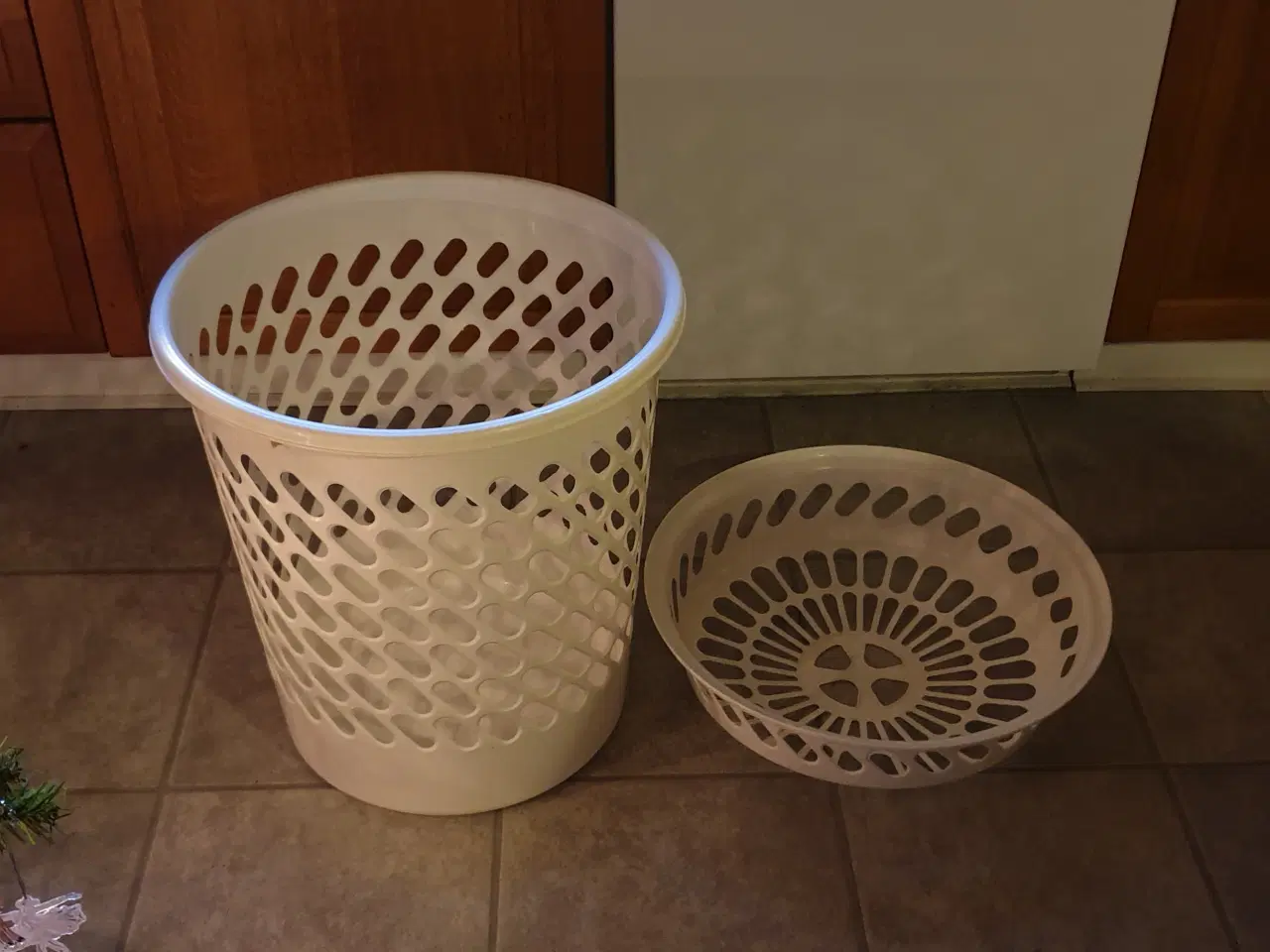 Billede 2 - Vasketøjskurv hvid plast m låg SE 2 fotos