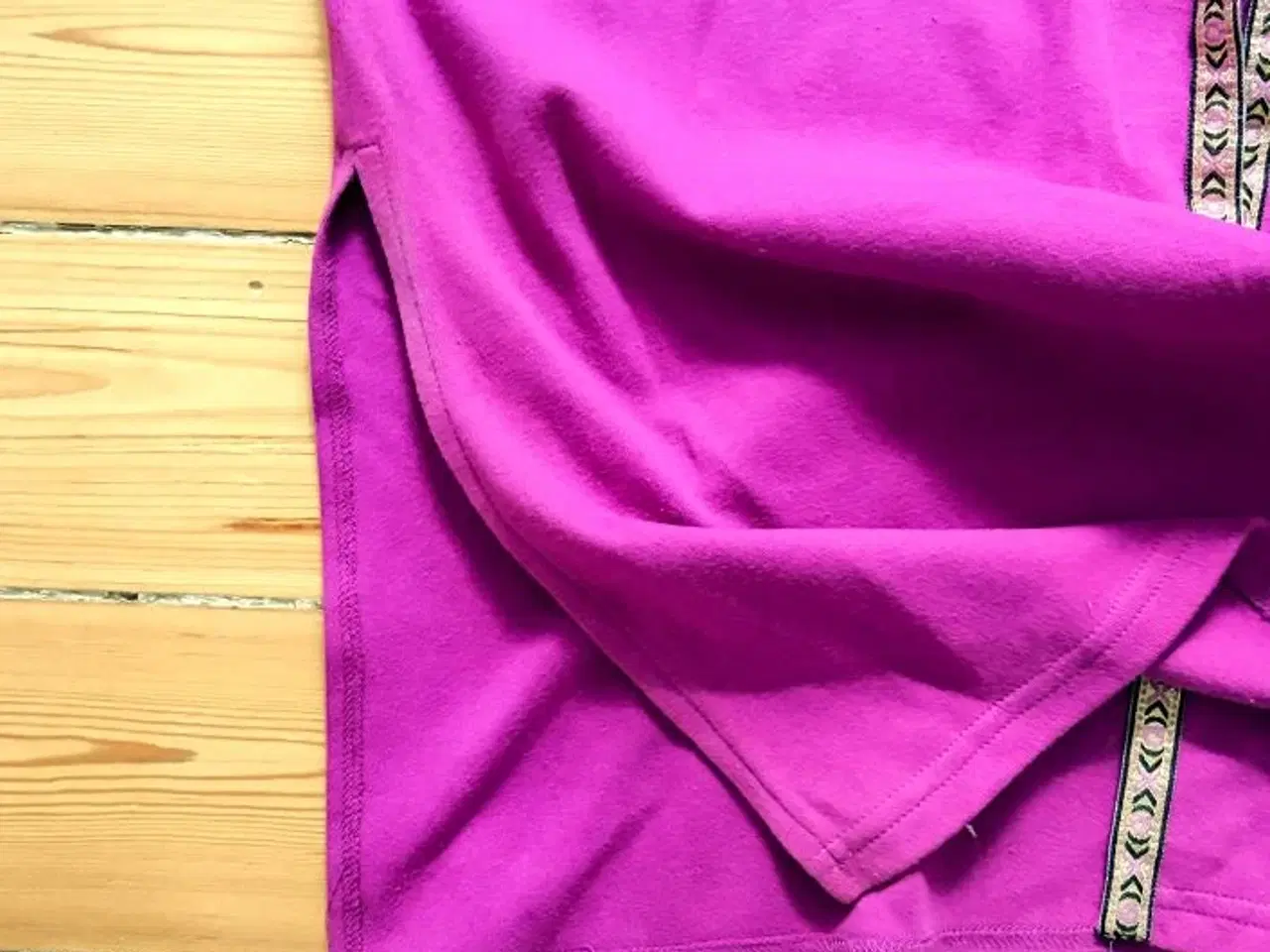 Billede 4 - Sæt med jakke og bukser. Gyldne bånd