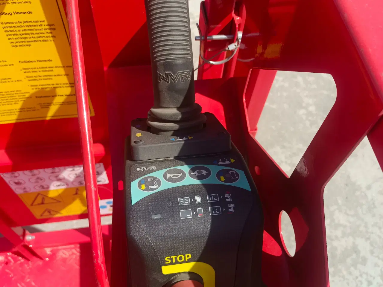 Billede 5 - Selvkørende saxlift 6m Rød Løftekapacitet: 450 kg