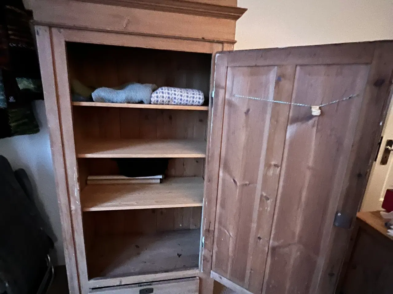 Billede 2 - Velholdt retro karlekammerskab