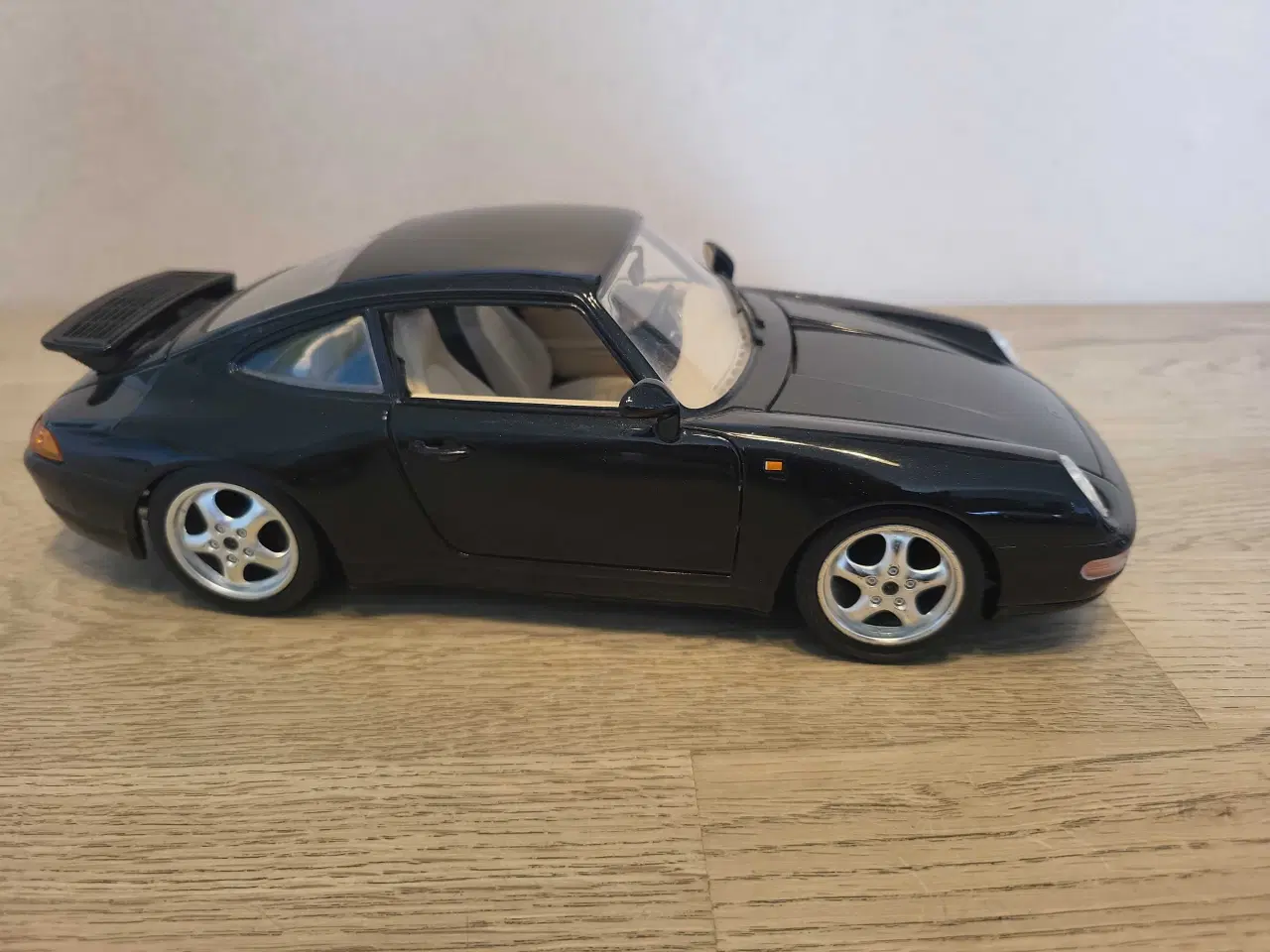 Billede 1 - Modelbil: Porsche 911 Carrera 1993.  Skala 1/18.
