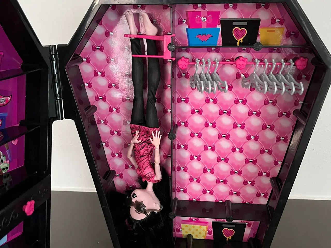 Billede 1 - Monster High dukke/‘hus’