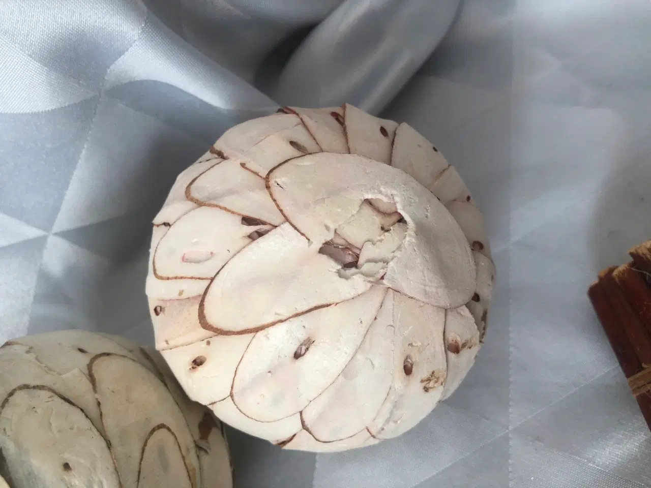 Billede 10 - 2 deco kugler med blade og et bundt med små pinde