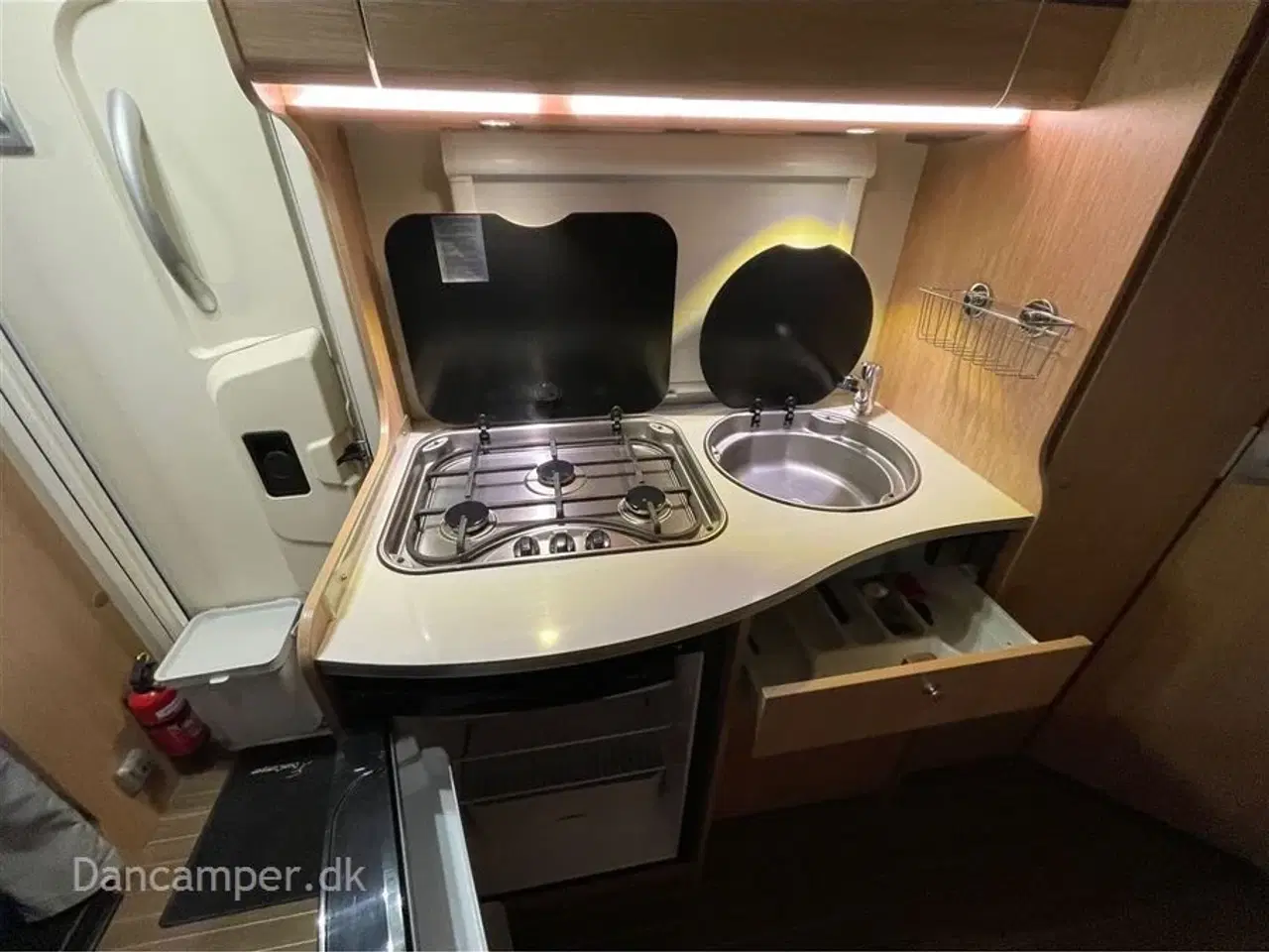 Billede 16 - 2018 - SunLight T 58   MESSEPRIS kr. 579.900,- SPAR kr. 25.000,- Sunlight T58 med solcelle, markise, lithiumbatterier, cykelholder m.m.