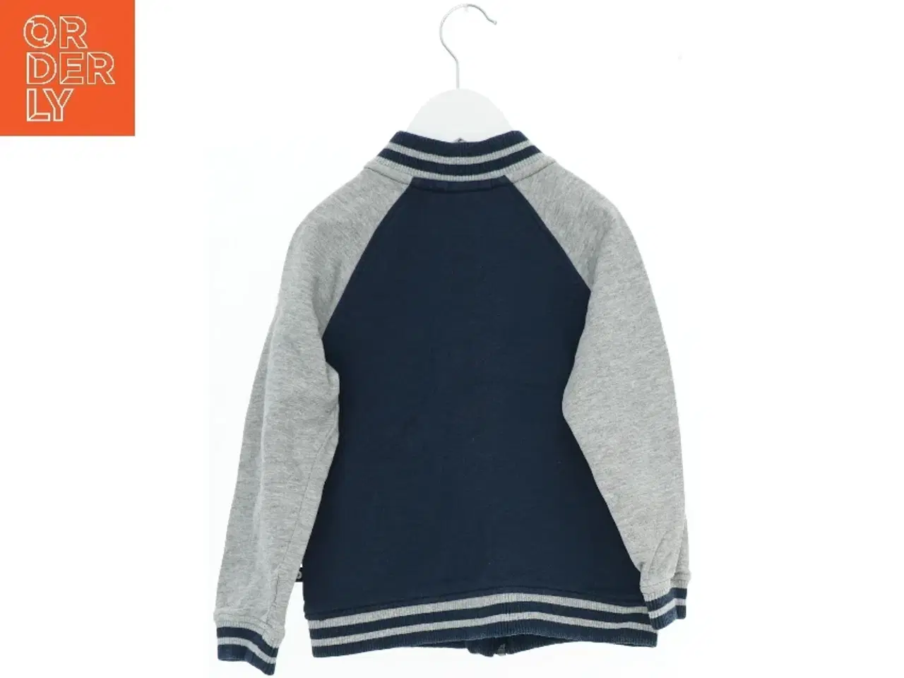 Billede 2 - Børnejakke med grå ærmer og bogstav fra Pomp de Lux (str. 110)