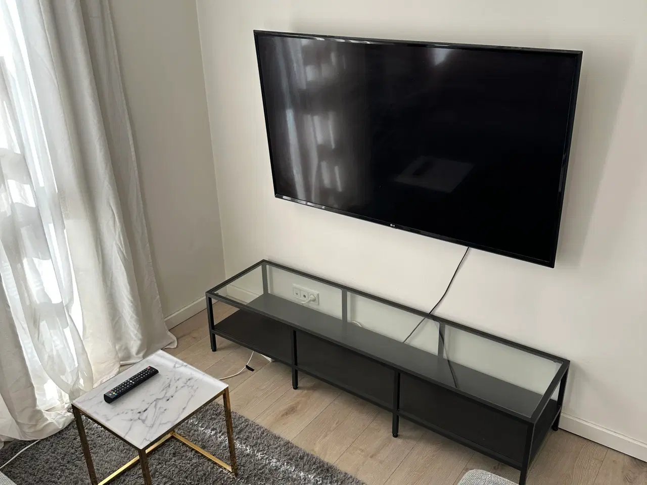Billede 5 - TV bord i mørkt træ med glas