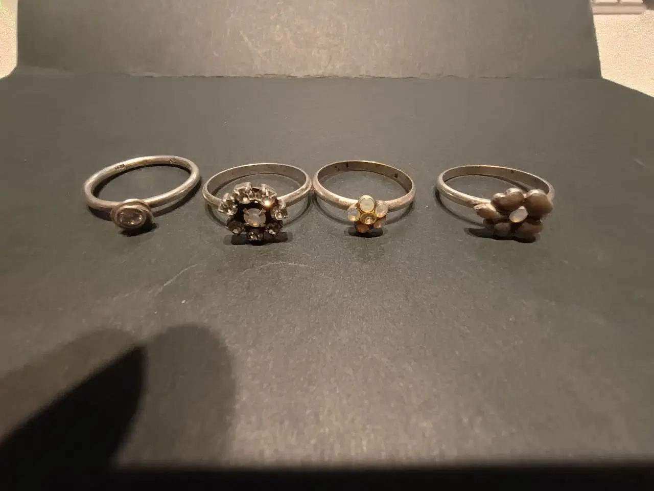 Billede 2 - 4 små sølvringe med små krystaller