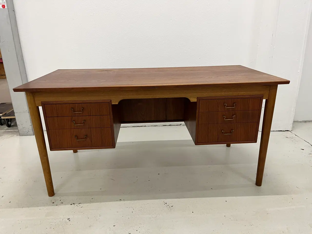 Billede 2 - Skrivebord i teak træ med 6 skuffer og reol.
