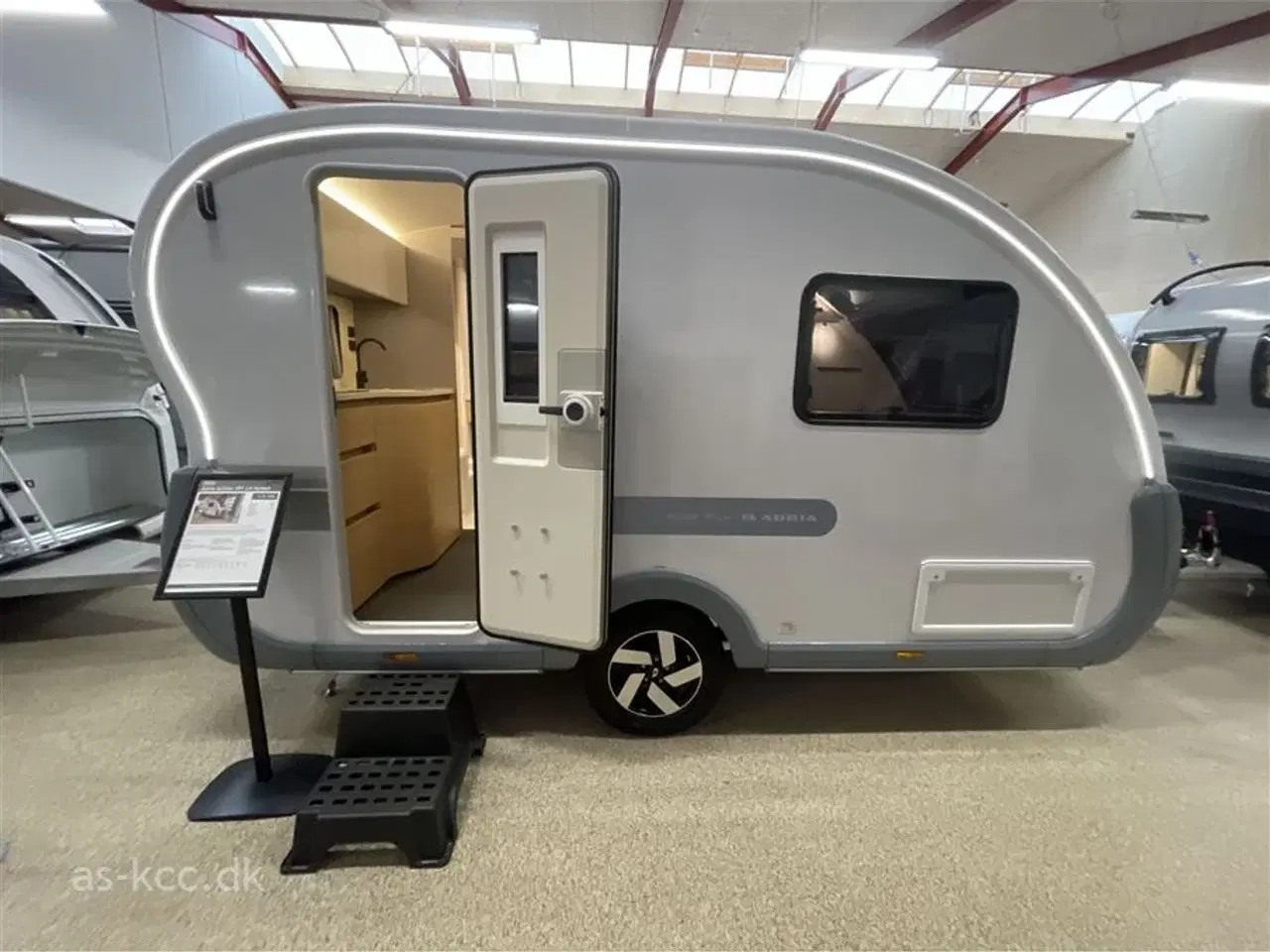 Billede 2 - 2026 - Adria Action 391 LH Classic Adria Action 391 LH Classic årg. 2026 Generation 2 ny ude og inde. Denne vogn er med soundbar. kr. 2.749,- er lagt i prisen