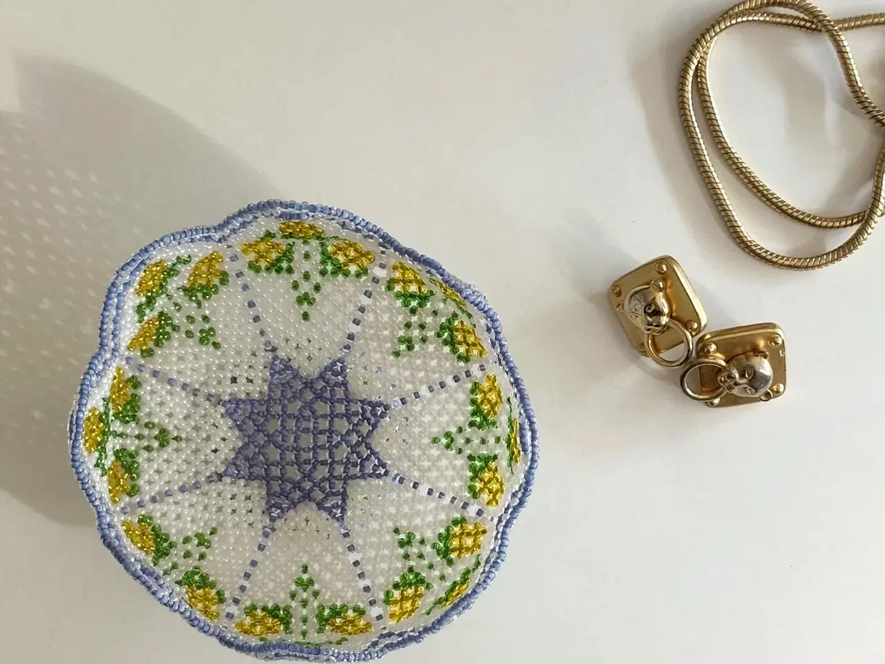 Billede 2 - Perlesyet skål, lilla