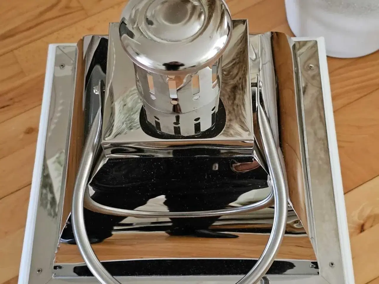 Billede 5 - Lanterne I hvidt træ med små vinduer.