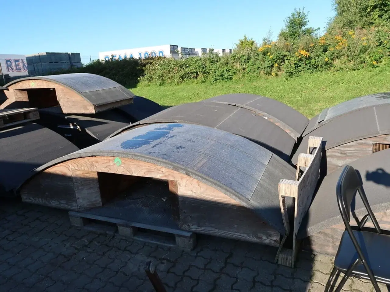 Billede 3 - Div. huse til robotplæneklippere (nogle med solceller på, alle skal medtages)