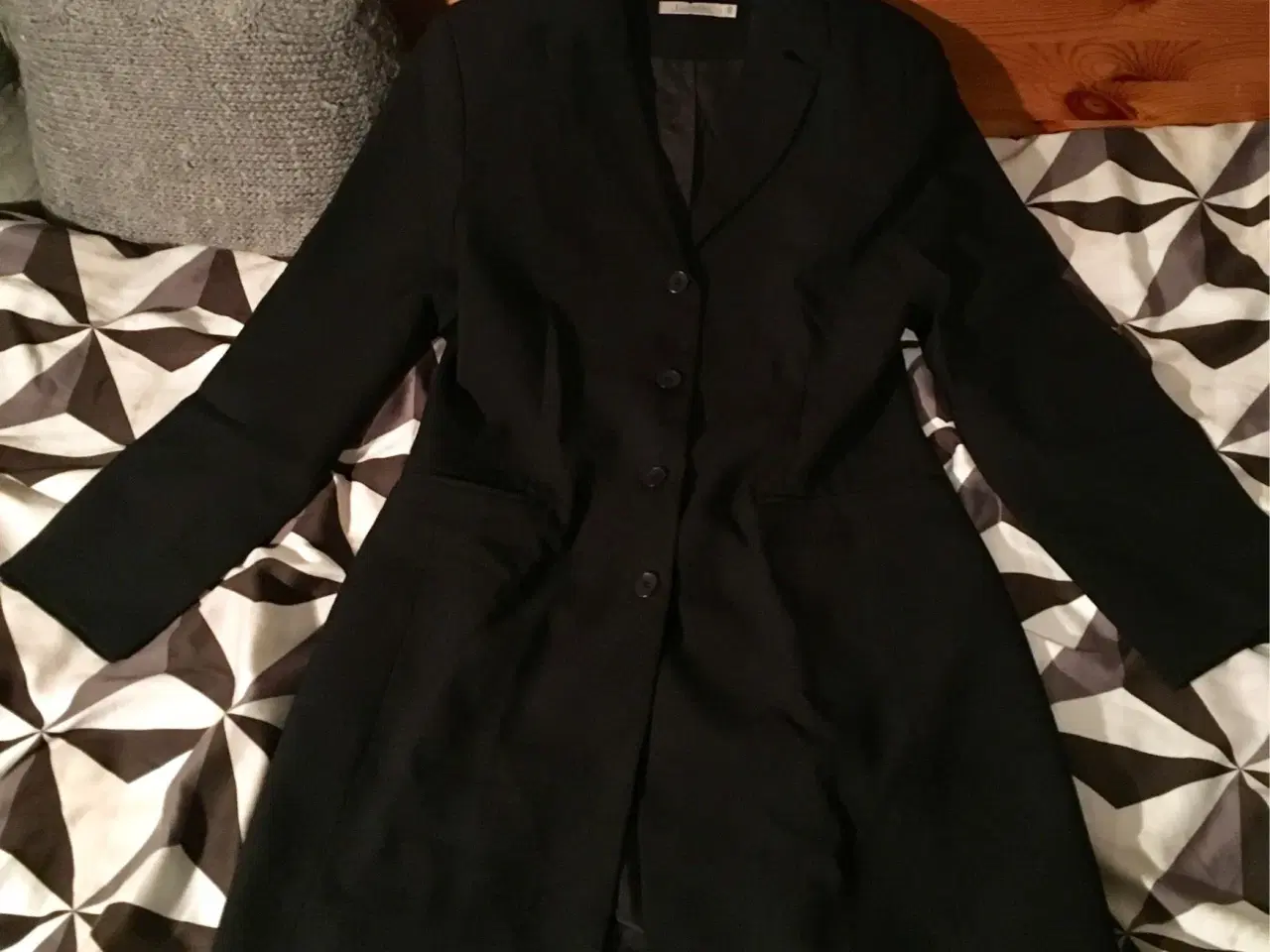 Billede 1 - Lang sort jakke til salg