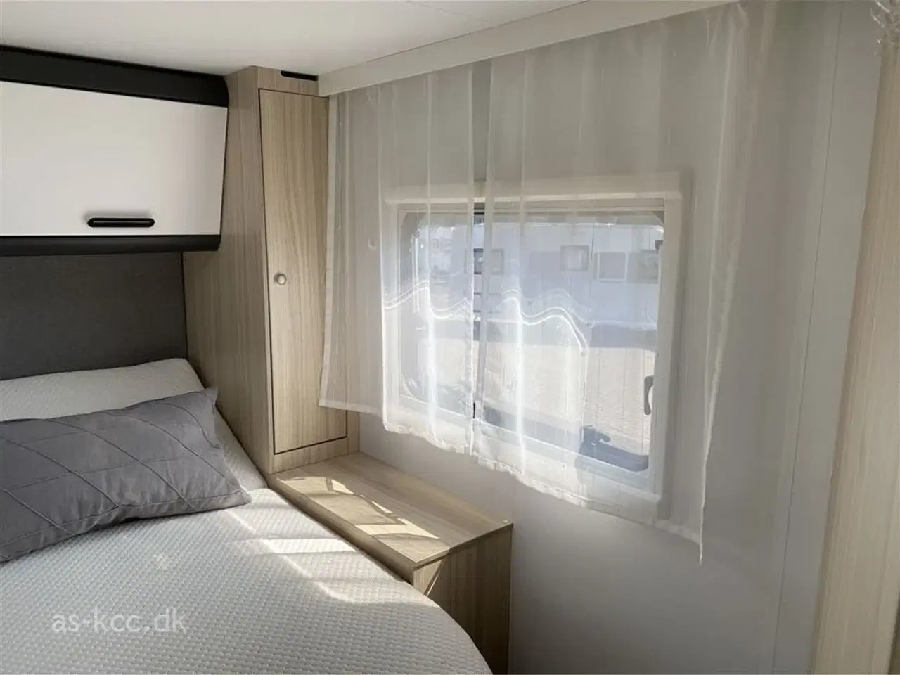 Billede 16 - 2021 - Sun Living S 75 SC   Sunl Living Autocamper med  fritstående dobbeltseng