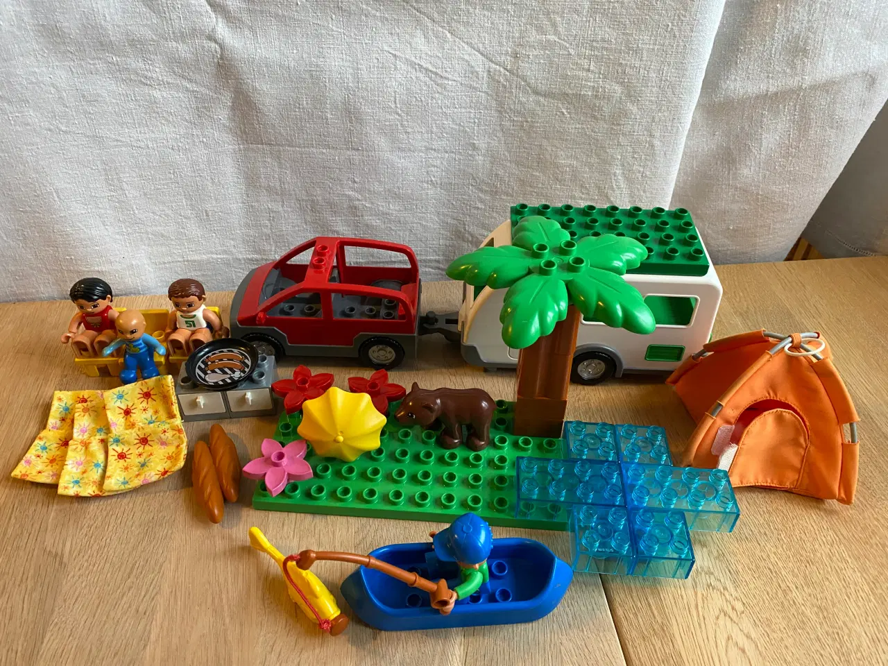 Billede 4 - LEGO Duplo campingvogn, bil, telt, mennesker m.m.