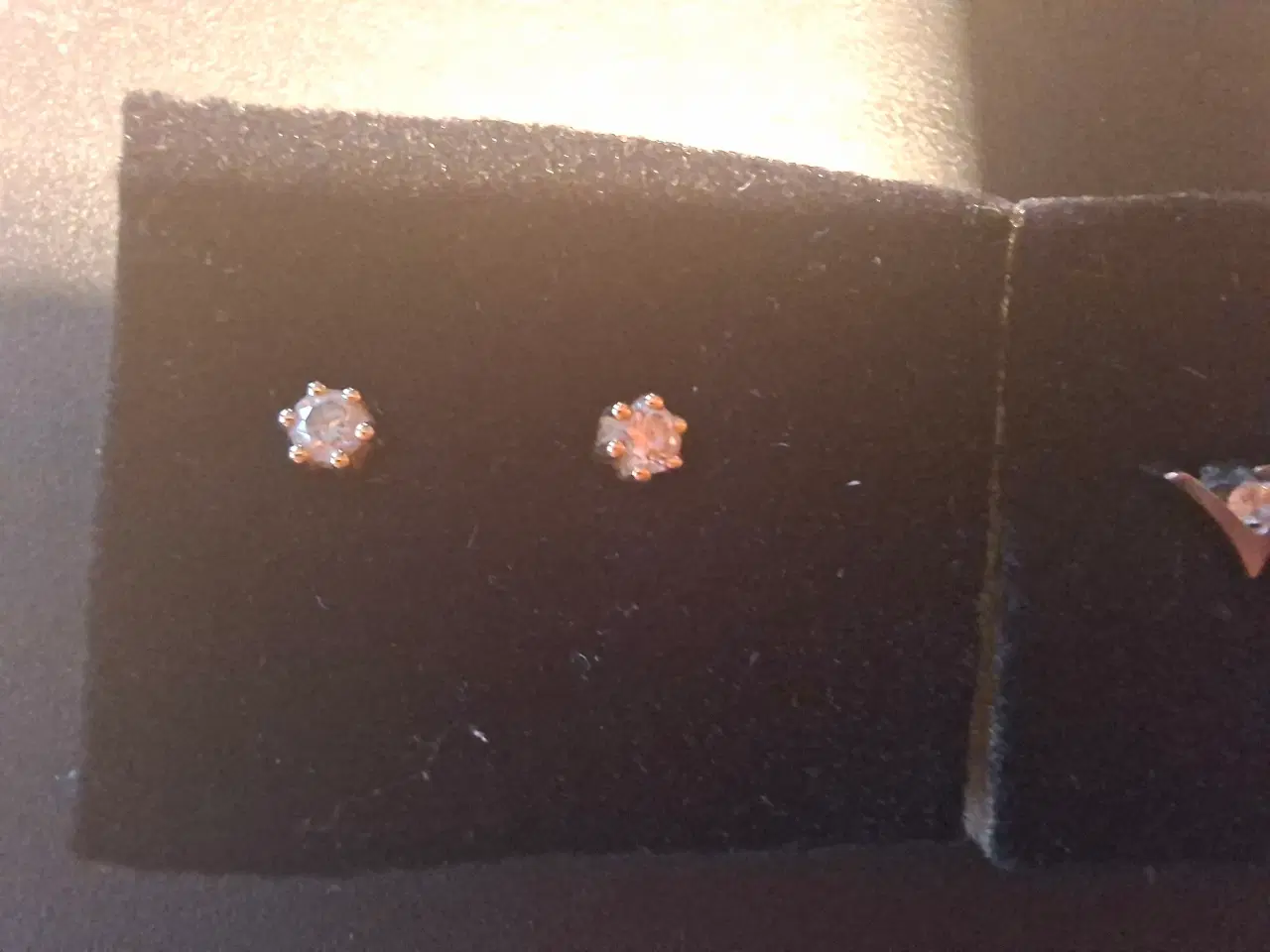 Billede 2 - 2 Par guld + hvidguld ørestikker med diamant