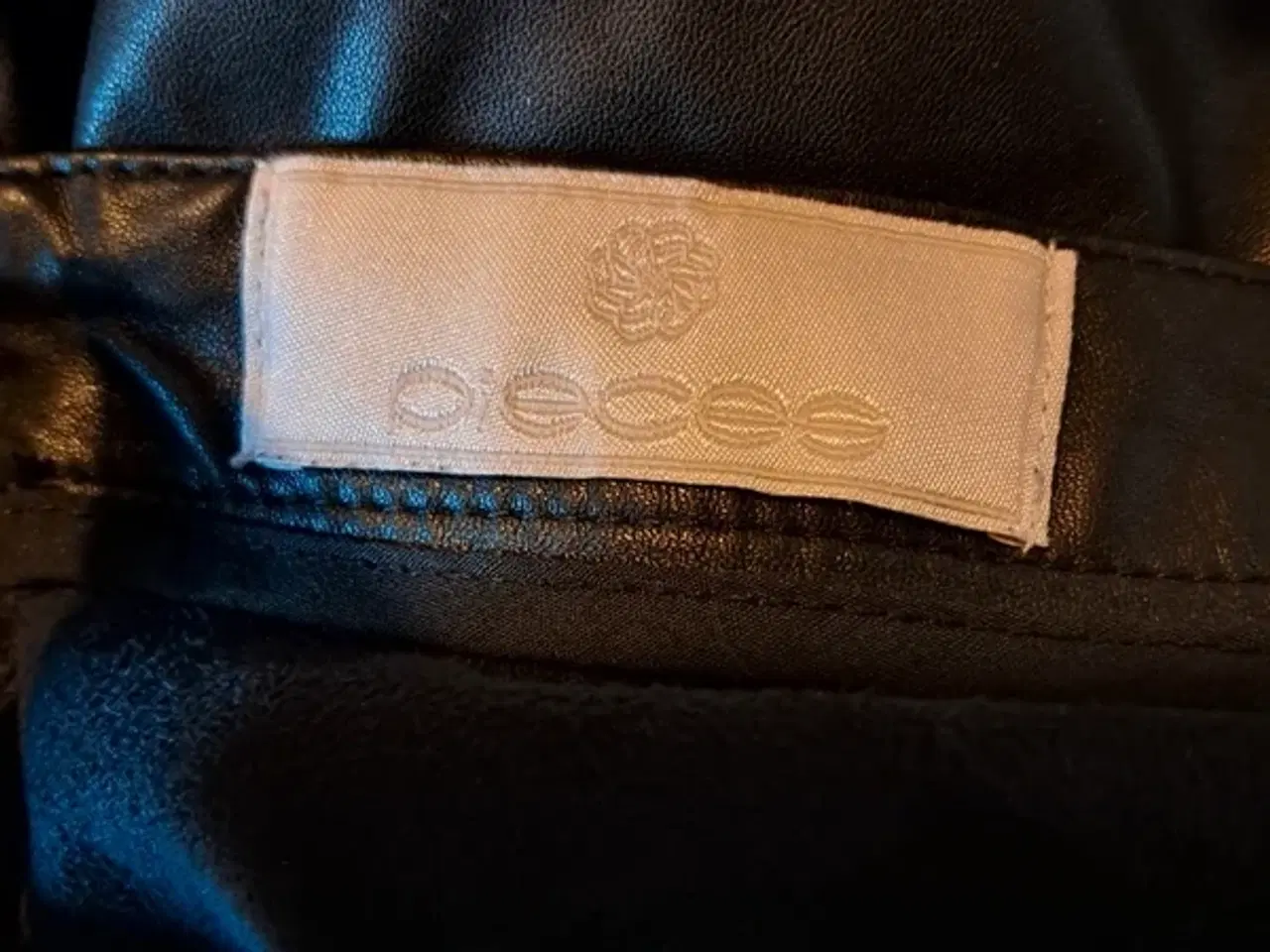 Billede 5 - Pieces str. S/M nederdel