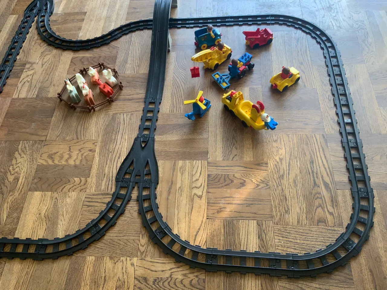 Billede 7 - STOR LEGO DUPLO TAGBANE, MED TRÆKTOGE, BILER M.M.