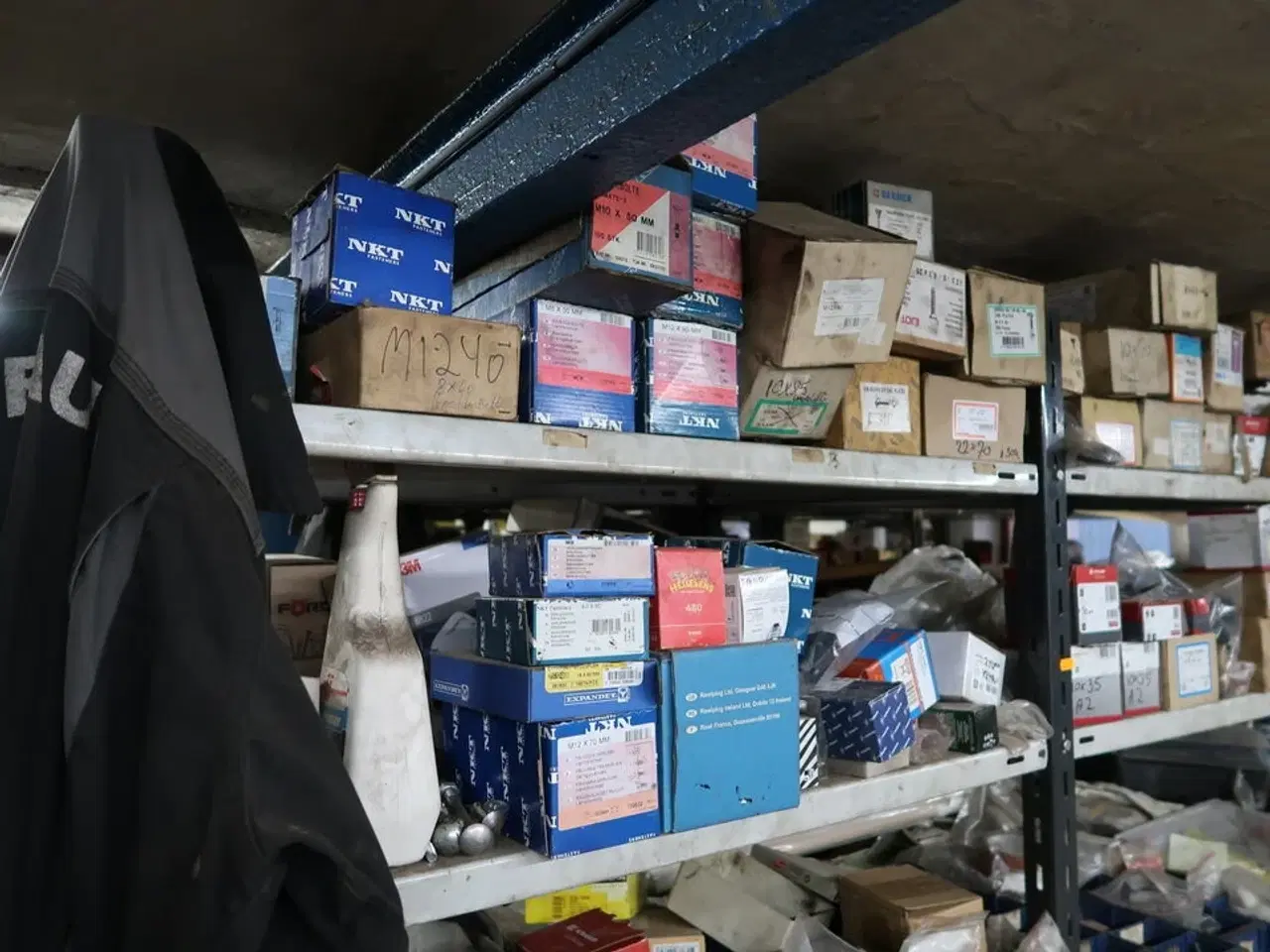 Billede 2 - Reol med div. Reservedele, værktøj m.m.