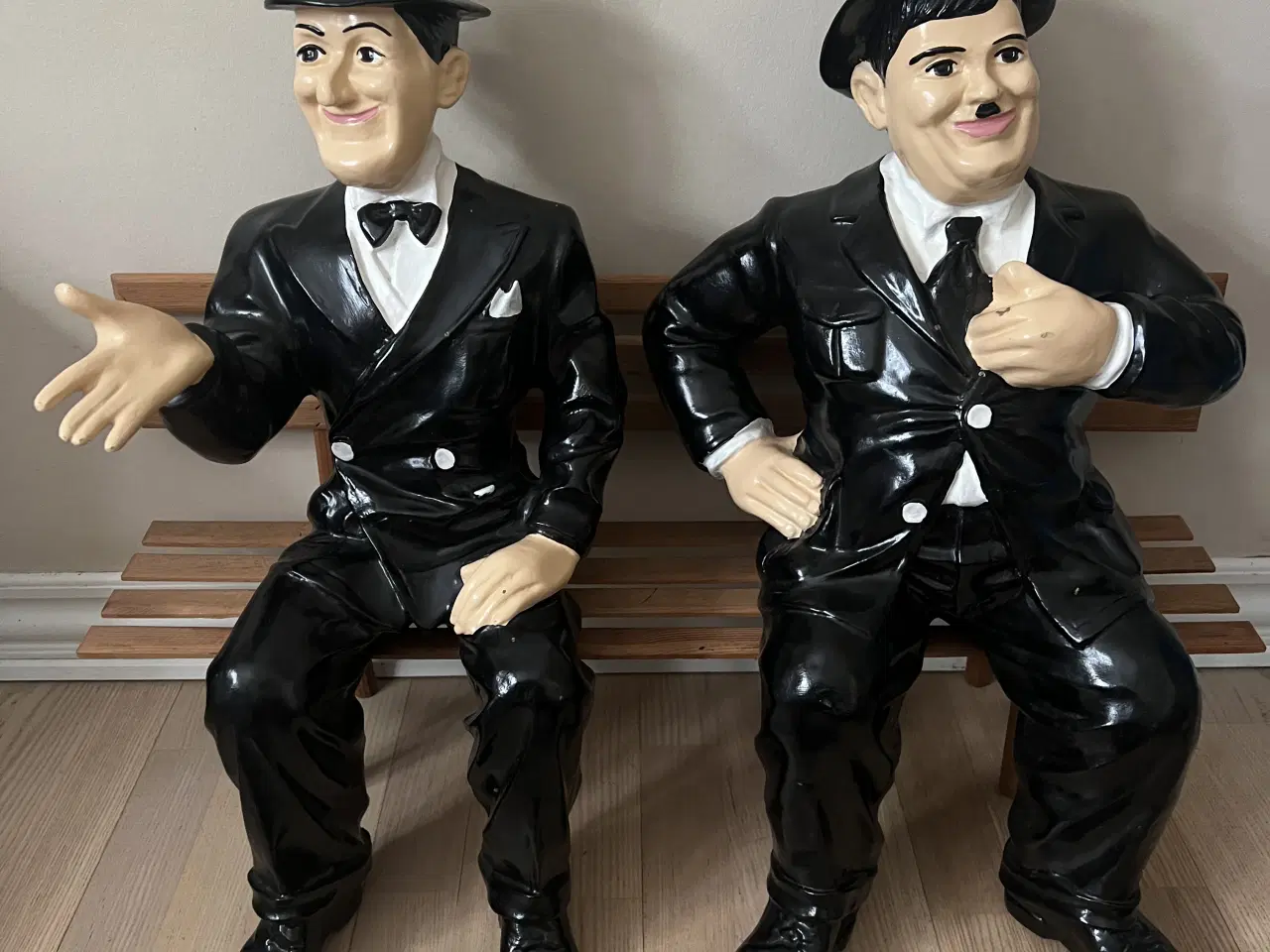 Billede 3 - Rigtig store Gøg og Gokke figurer siddende på bænk