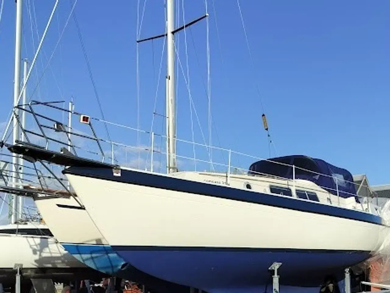 Billede 17 - Motor sejler med stor agter kahyt. Compass 31.