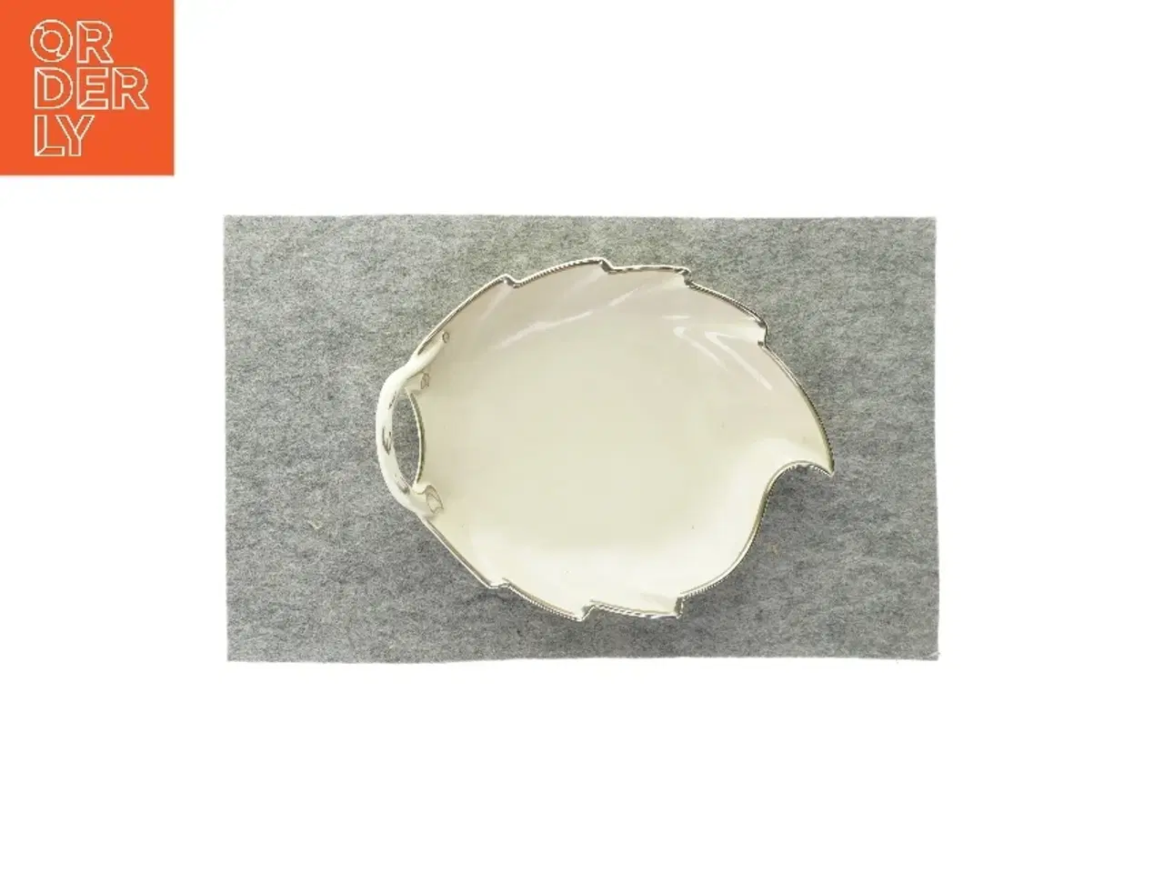 Billede 1 - Dekorativt fad  fra Ukendt (str. LB:28x21cm)