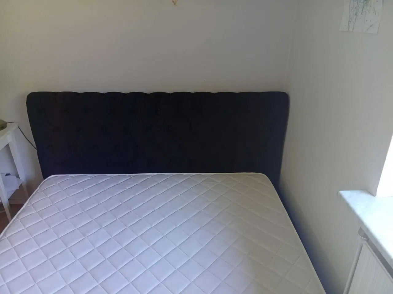 Billede 4 -  seng (160x200) og madras fra Beliani