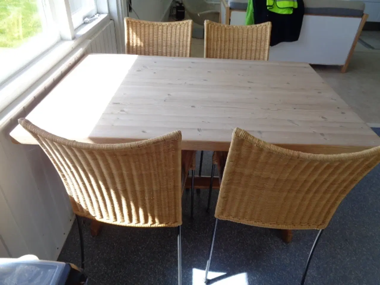 Billede 3 - Spisebord med 4 stole