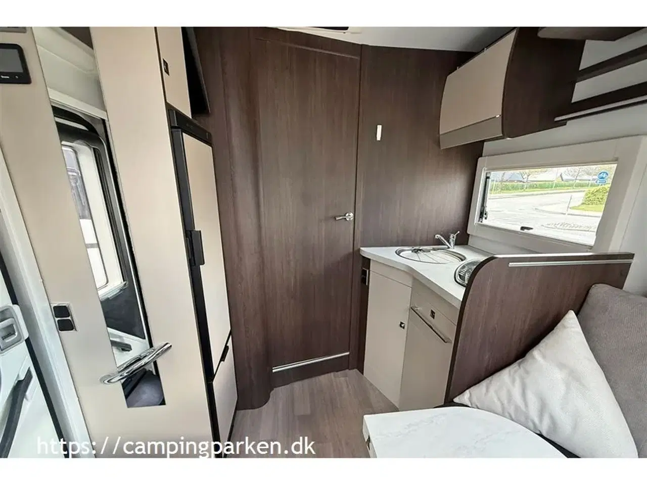 Billede 9 - 2022 - Benimar   Vinterisoleret Benimar med queensbed og face-to-face siddegruppe