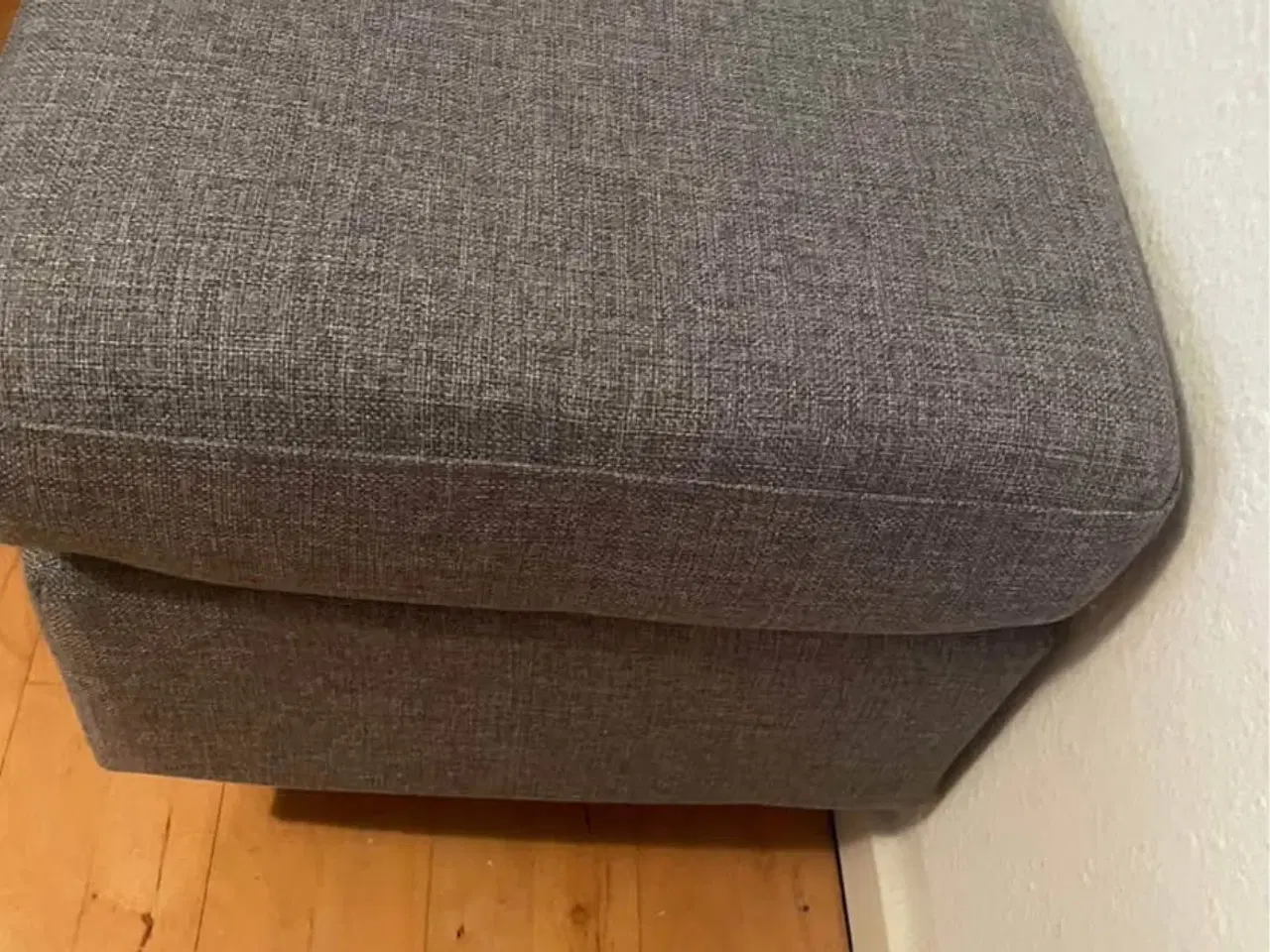 Billede 2 - Grå med træ fødder puf