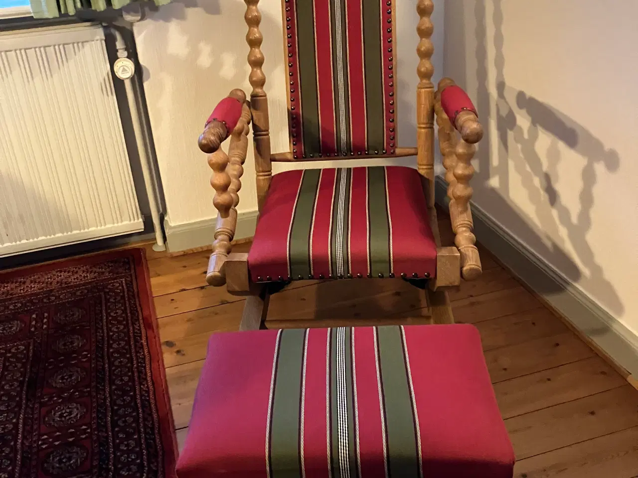 Billede 2 - Gyngestol. Taburet .  2  Spisestuestole