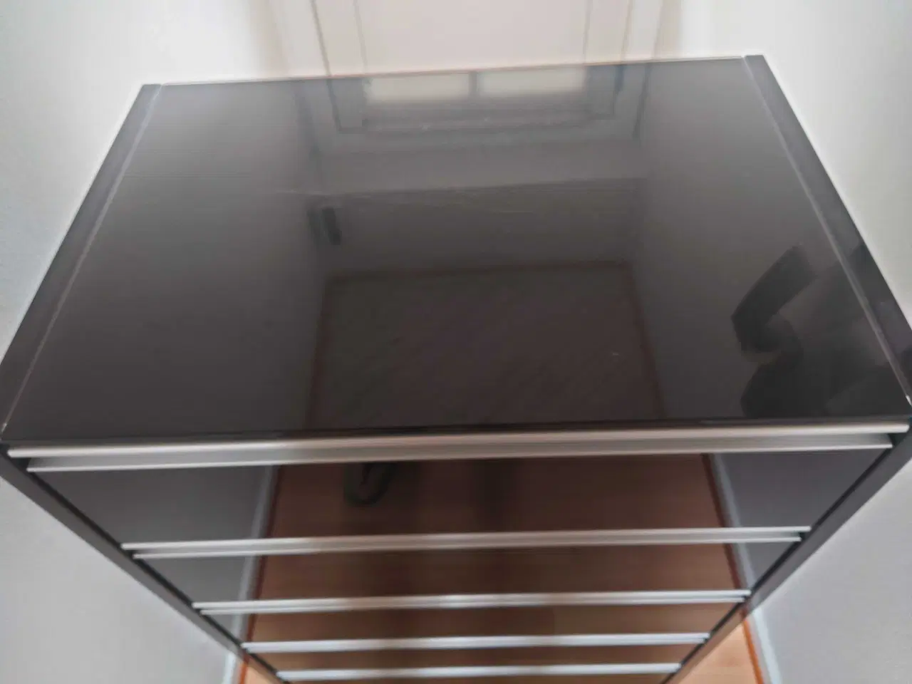 Billede 2 - Kommode i sort glans med glas top