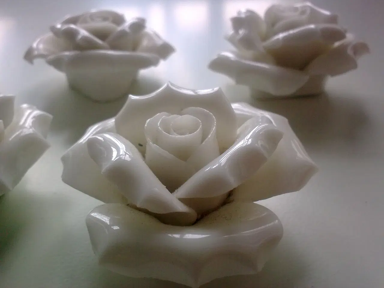 Billede 11 - Håndlavet porcelæn rose lysholder + 6 hvide roser