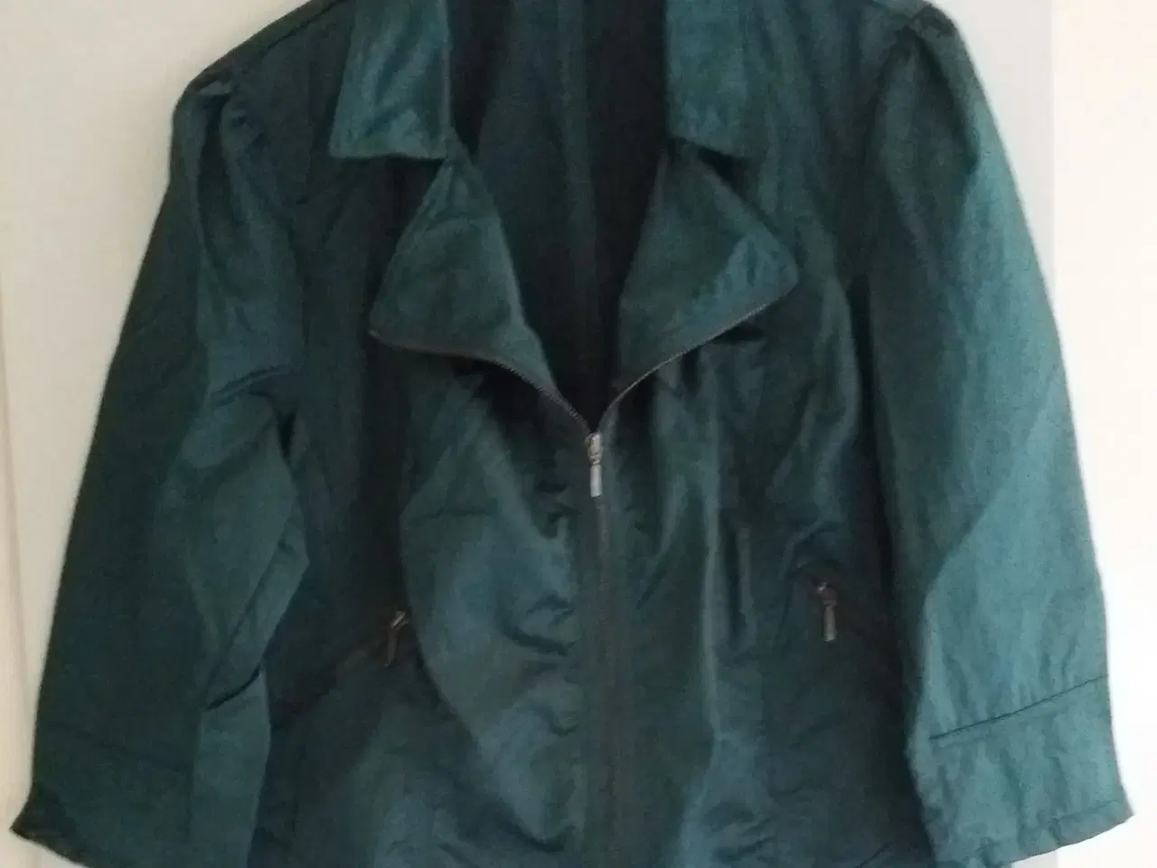 Billede 1 - Kort jakke, brystmål-100 cm