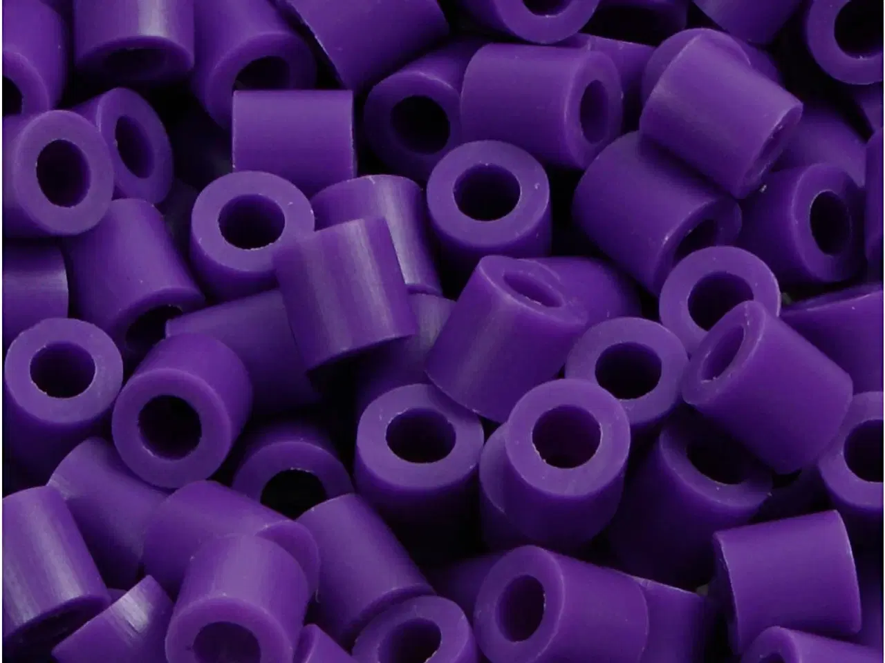 Billede 1 - PhotoPearls, str. 5x5 mm, hulstr. 2,5 mm, medium, mørk lilla (11), 1100stk./ 1 pk.