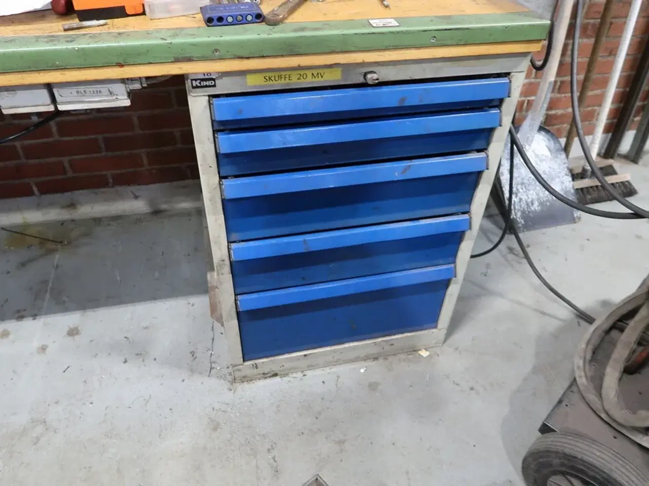 Billede 5 - Arbejdsbord med skruestik samt div. Værktøj