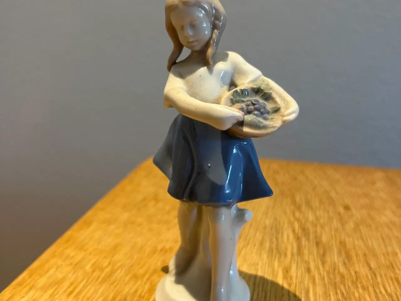 Billede 1 - Porcelænsfigur pige med blomster