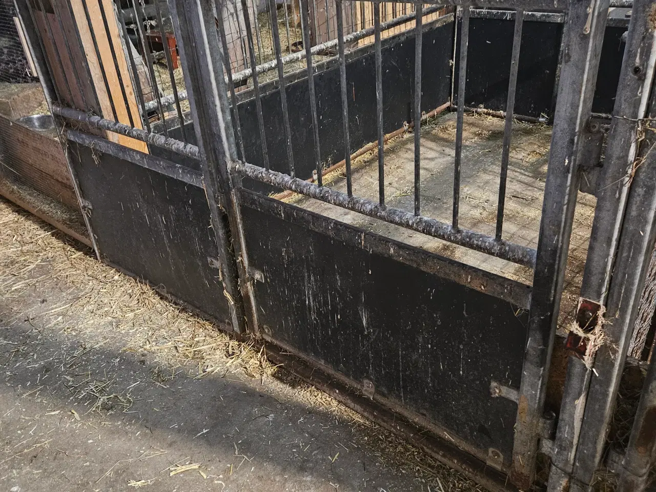 Billede 3 - Rester af inventar, brugt til får og geder