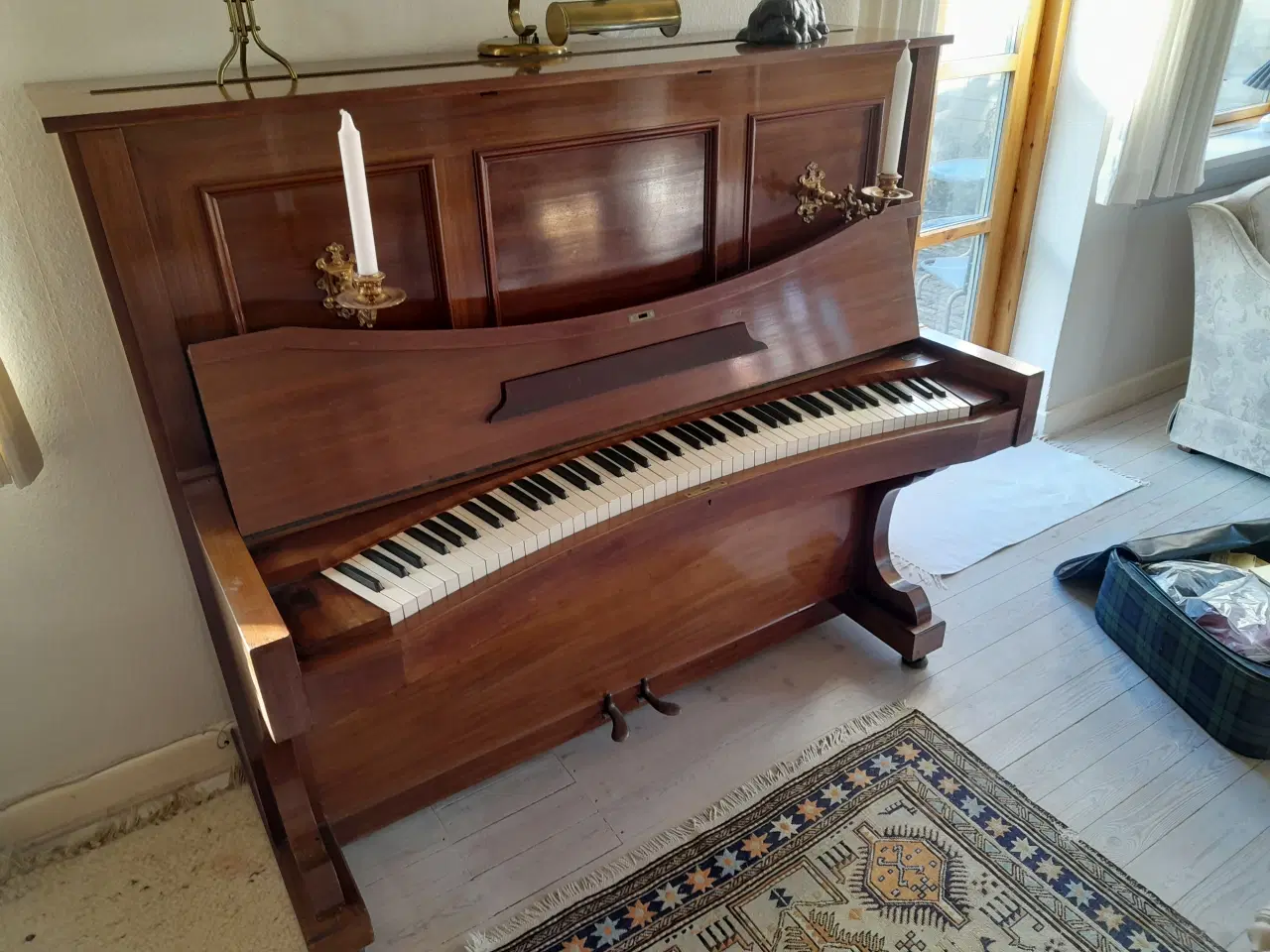 Billede 2 - Klaver med buet front til gratis afhentning.