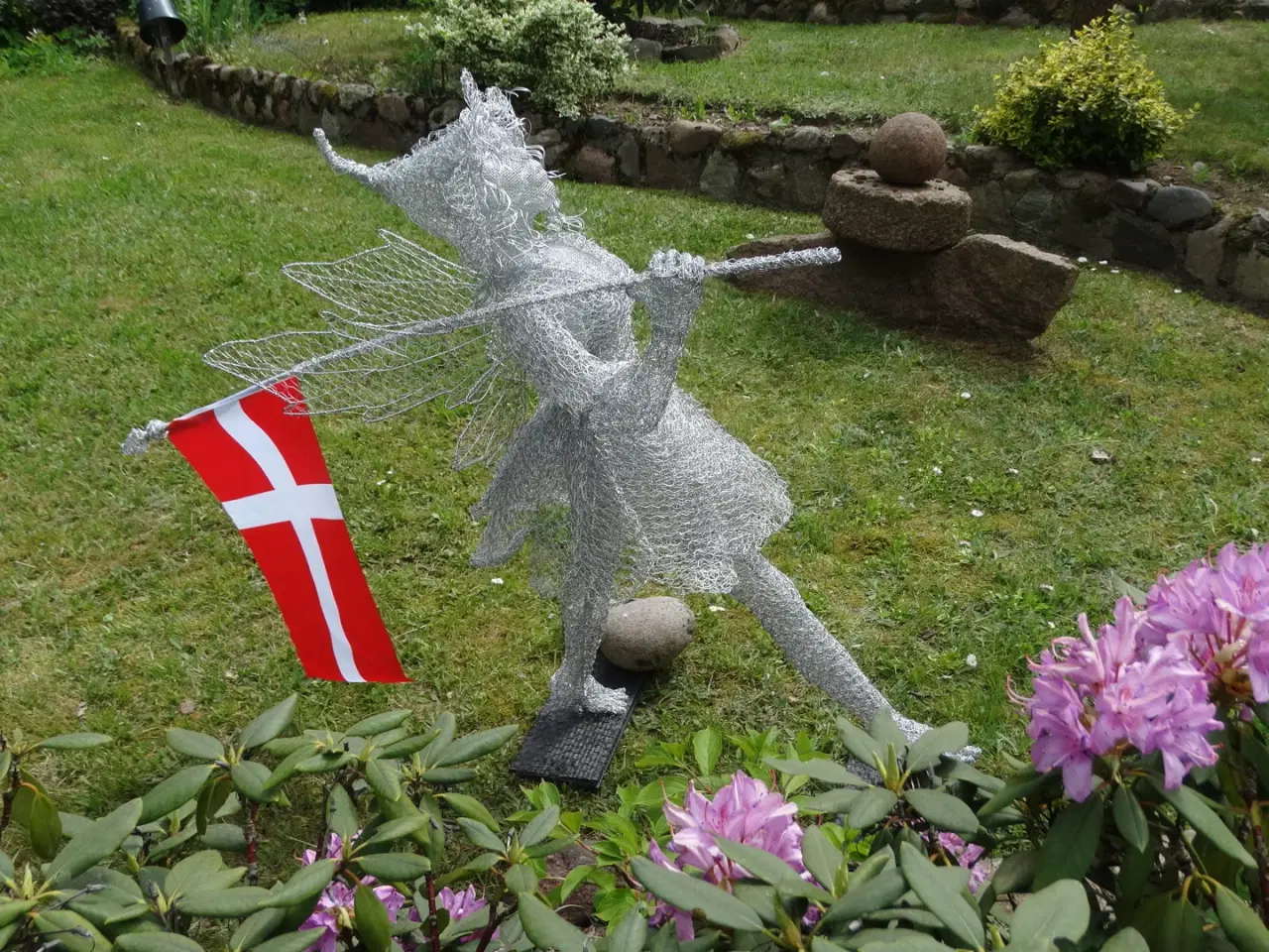 Billede 2 - Haveudsmykning,haveskulptur: Danmark til kampen!!!