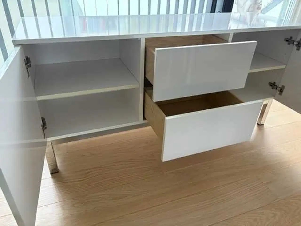 Billede 4 - ILVA skænk hvid højglans