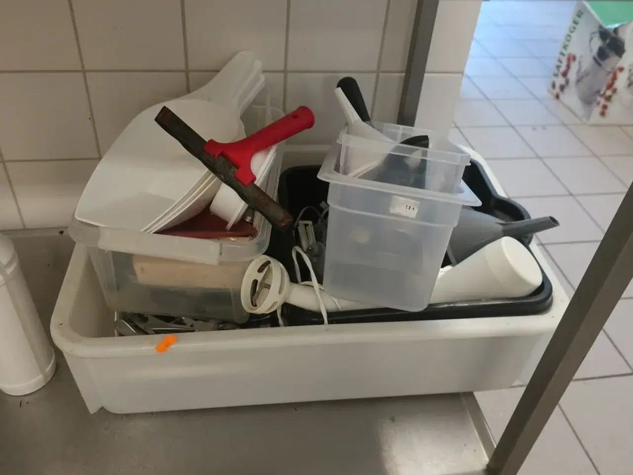 Billede 3 - Indhold på rullebord