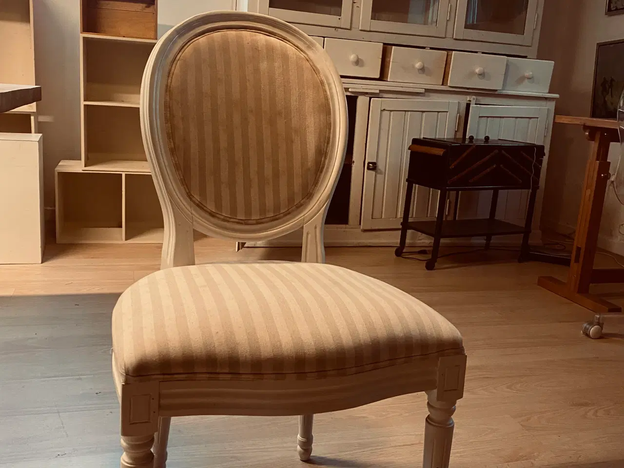 Billede 2 - Hvide spisebordsstole med stribet betræk.