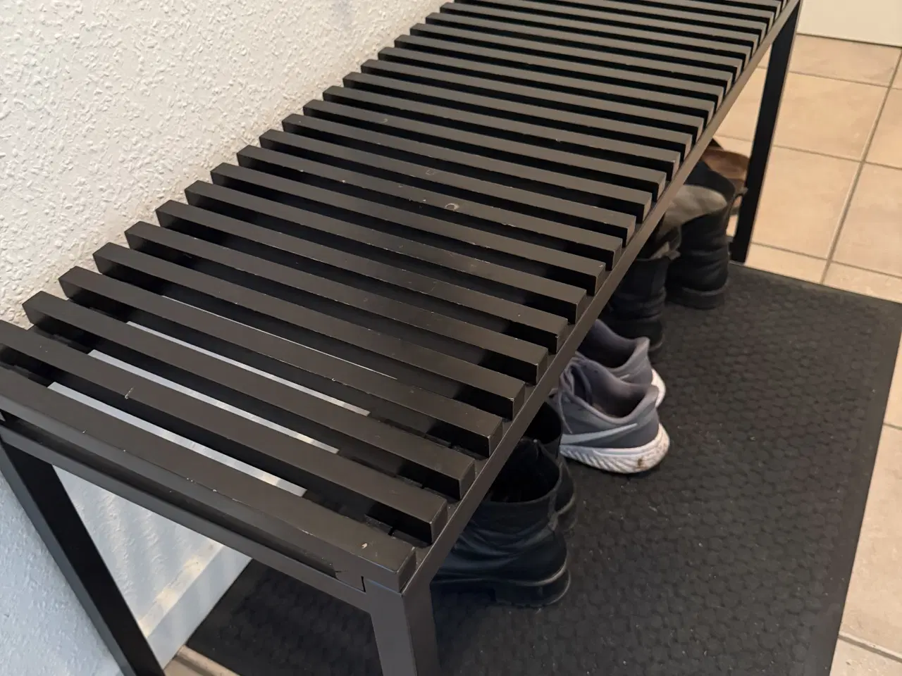 Billede 2 - Hattehylde med knagerække, sort træbænk