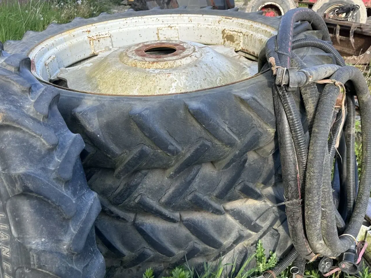 Billede 1 - Michelin 9.5-44 og 8.3r32. Prisen er for alle 6 stk.