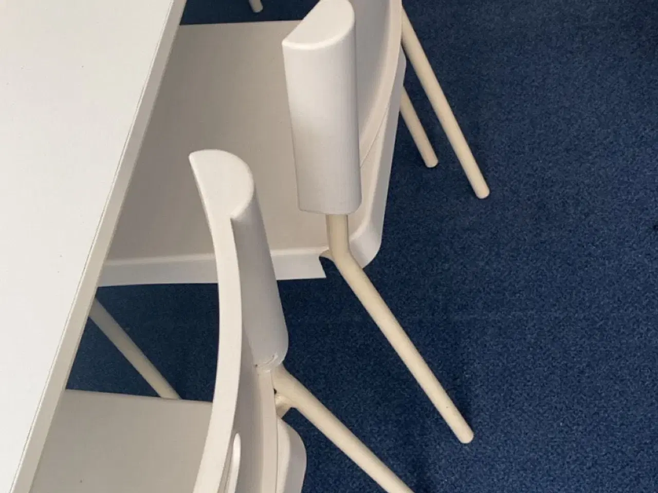 Billede 2 - Hvidt spisebord med 3 hvide stole