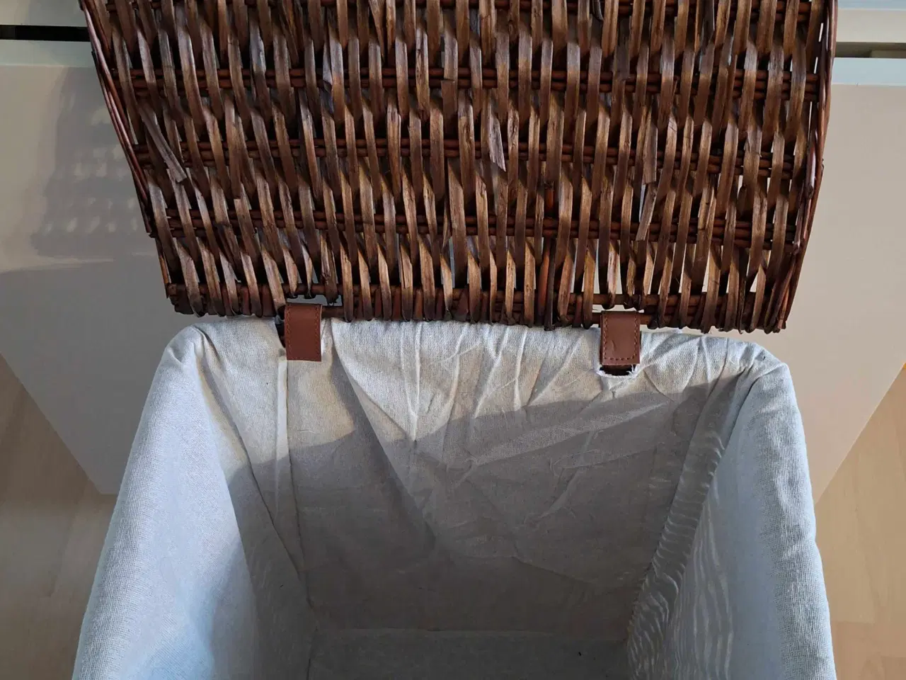 Billede 3 - Vasketøjskurv i mørkt pil